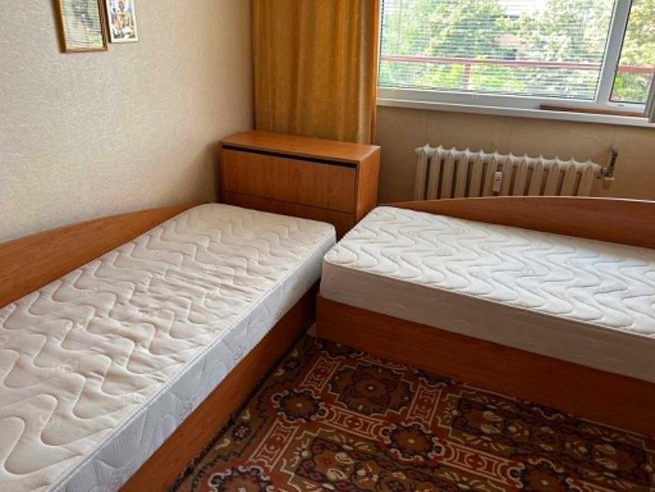 Комплект от две легла с матраци с пружинни механизми и една ракла