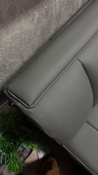 Кожаный диван для офиса и квартиры