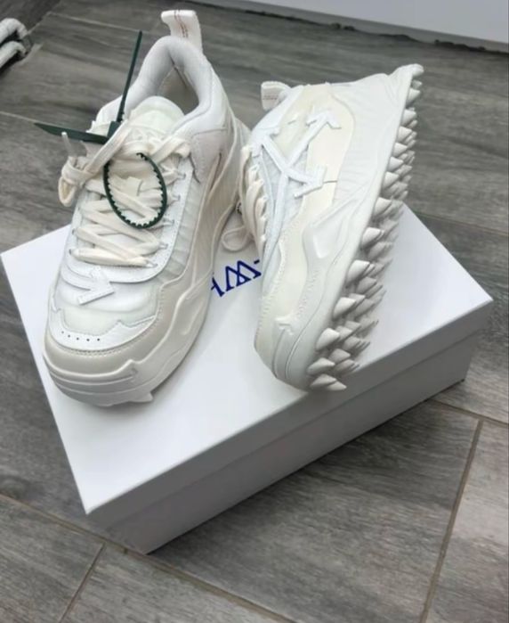Vand off white odsy pe alb