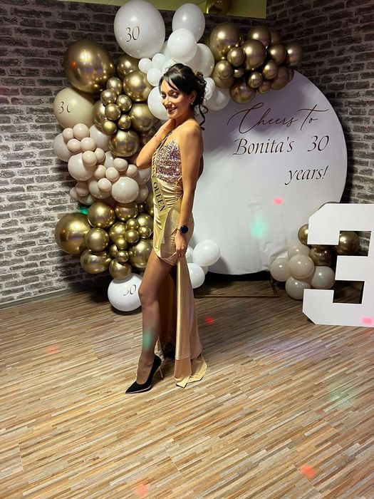 Дълга златна рокля с пайети и гол гръб