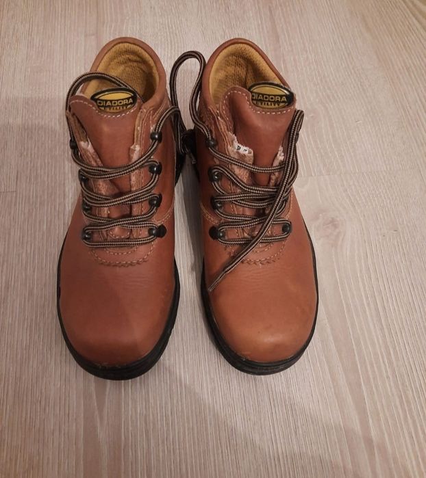 Bocanci cu bombeu metalic Diadora marimea 36