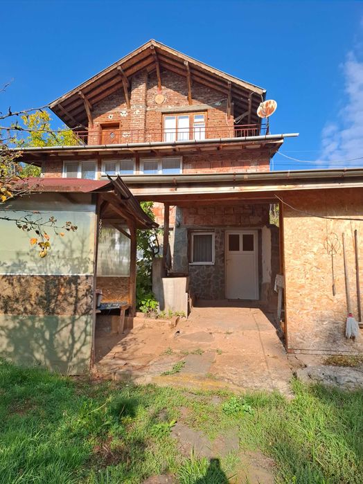 Къща с двор за продажба в с. Светля, Община Ковачевци.