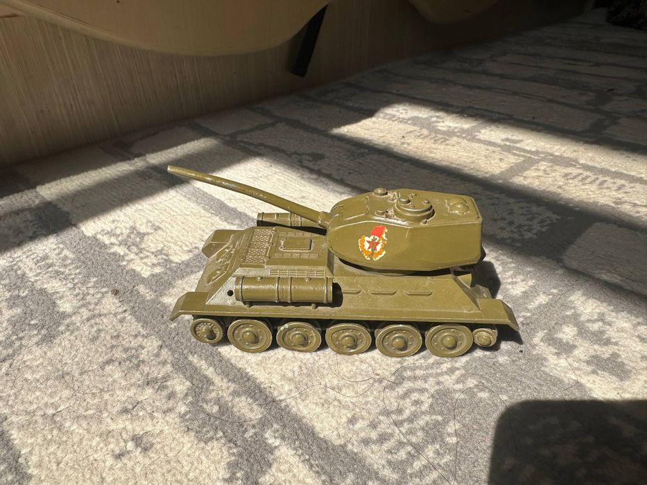 Срочно продам коллекцию танков СССР