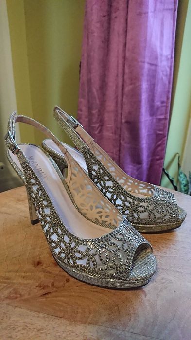 Sandale MENBUR Gri, NOI, nr. 35 + cadou: mostră parfum Sephora!