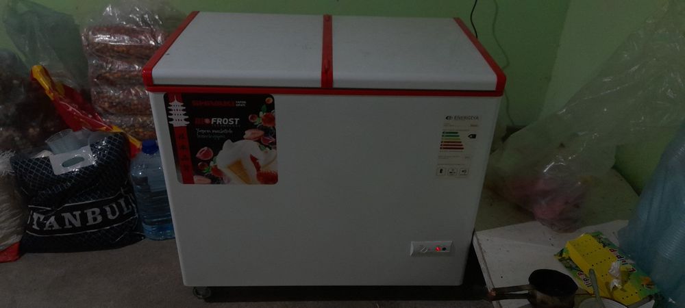 Stol. Popcorn aparat. Marozelnik pahta marojni aparat sotiladi  srochn