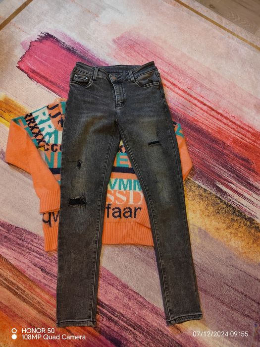 Дънки и пуловер.