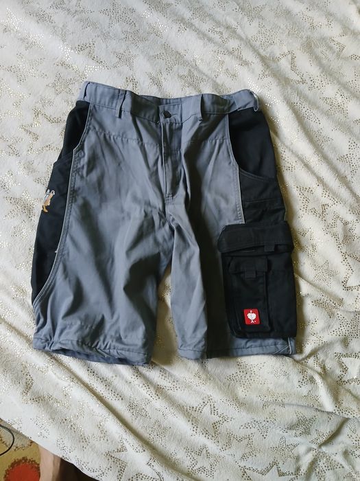 Pantaloni tip salopetă scurți