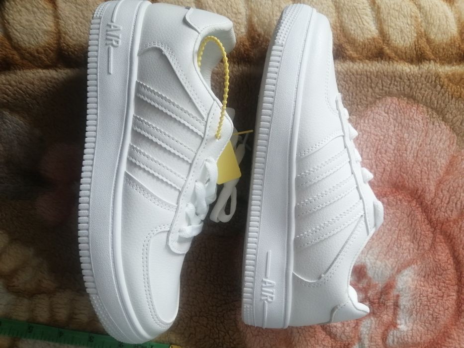 Продаю женские кроссовки