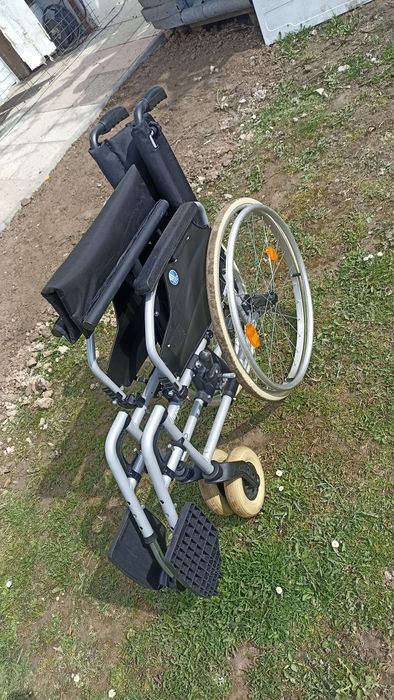 Vând scaun cu rotile pliabil destinat persoanelor cu mobilitate redusă