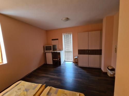 Продава се Ателие в Бургас, Център - 48 кв.м за 900 €/кв.м - Снимка #3