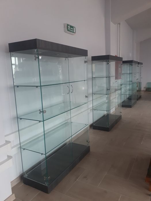 Vitrine expoziționale pentru magazine muzee, bijuterii, parfumerii,GSM – producator