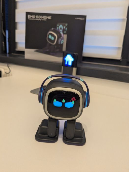 Robot interactiv EMO GO HOME Living AI