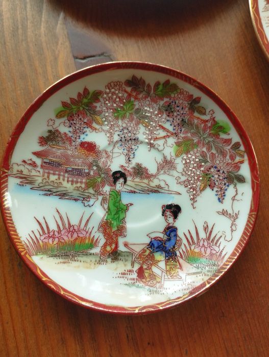 6 чинийки с гейши - забележки по декора, едната чукната на долния ръб