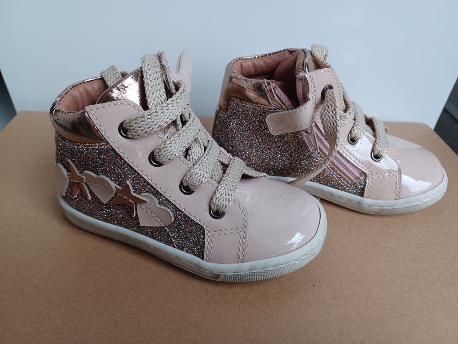 Обувки, ботушки и кецове за момиченце