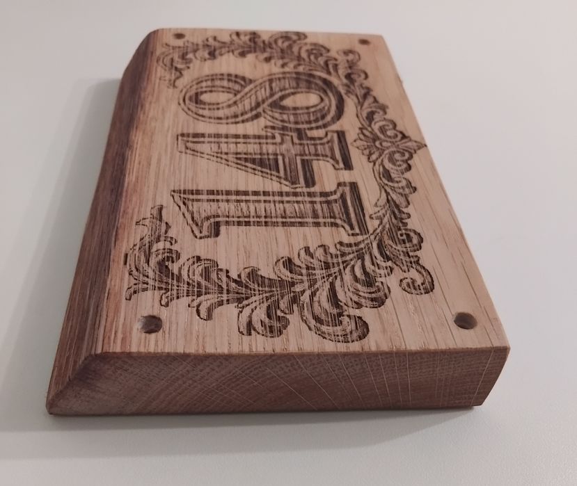 Placă din lemn cu număr pentru casă – stil rustic, gravată