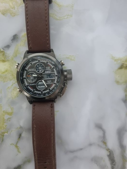 Наручные часы . Почти новая