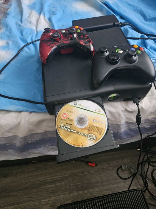 Xbox360 S 250GB с два оригинални контролера