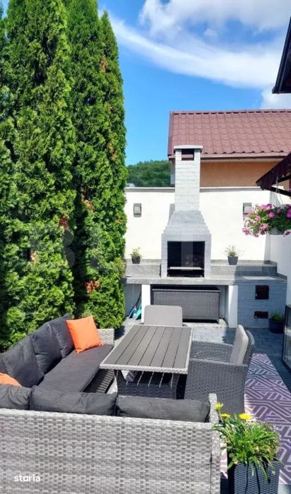 Casa de vanzare, 220 mp, zona Corunca