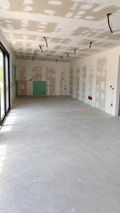 Situată în Viile Satu Mare, proprietatea beneficiază de un teren generos de 3.800 m²