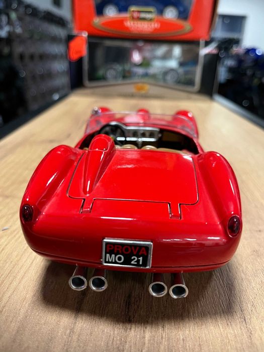 BBURAGO метална колекционерски модел FERARRI 250 TESTAROSSA 1:18
