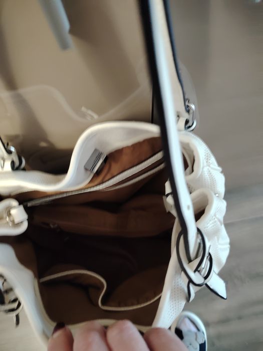 Бяла дамска чанта с перфорация.