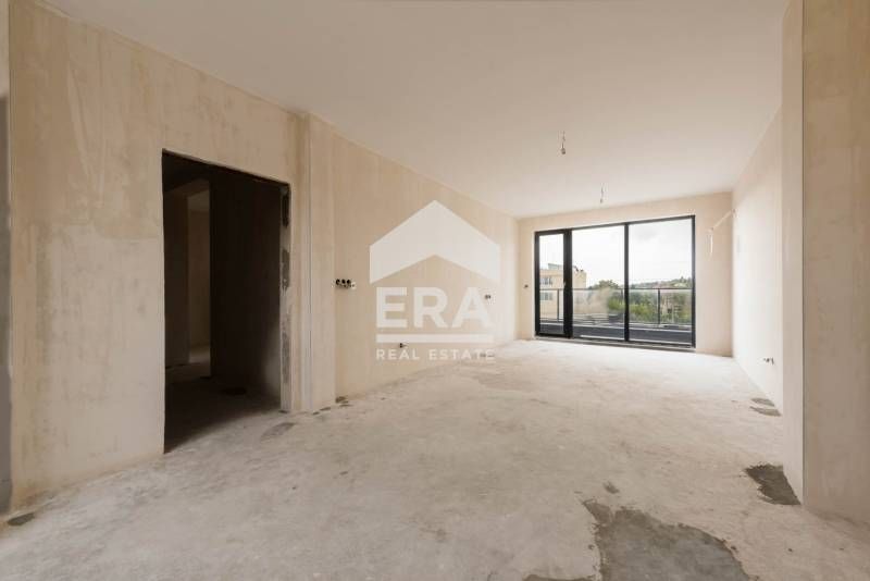 Тристаен апартамент за продажба, с голяма дневна и морска панорама, в