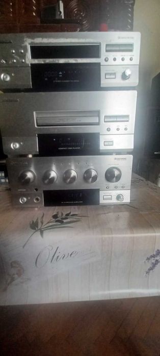 Amplificator Universum functioneaza foarte bine .Bonus cd ,,si caset deck .