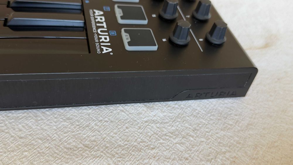 Arturia MiniLab MkII Deep Black — MIDI контролер 25 клавиша, тествана
