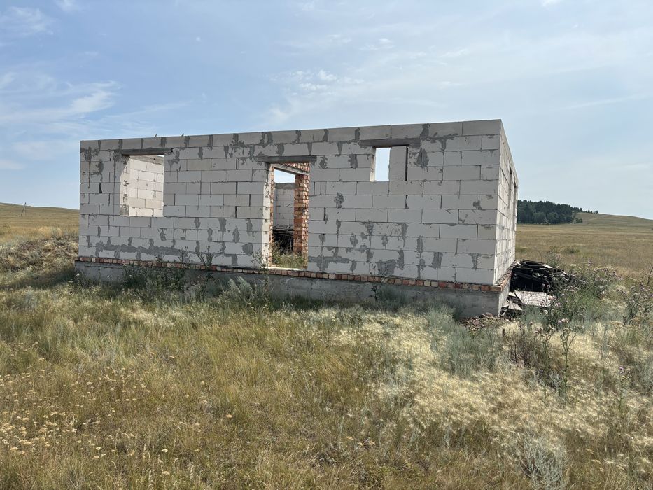 Продам земельный участок с недостроенным домом