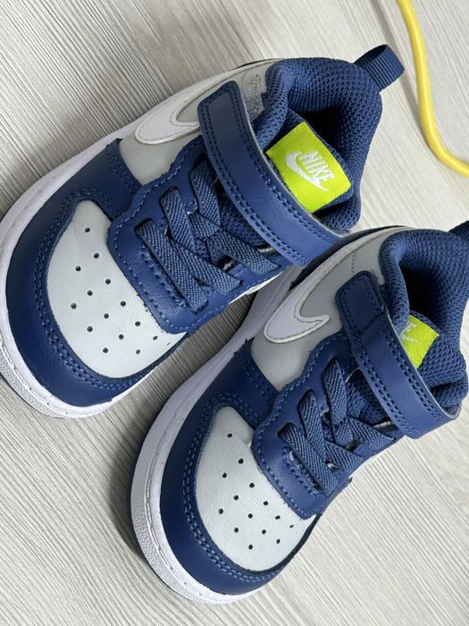 Adidasi nike noi