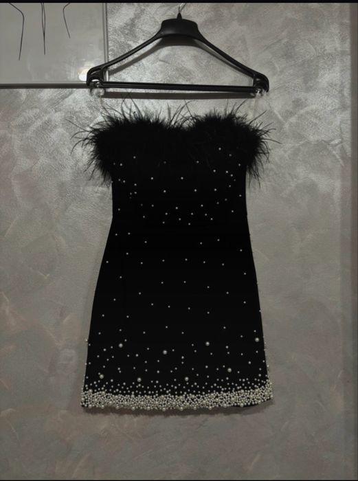 Rochie neagra cu pene si perle