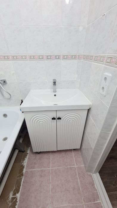 Продам раковину с тумбой