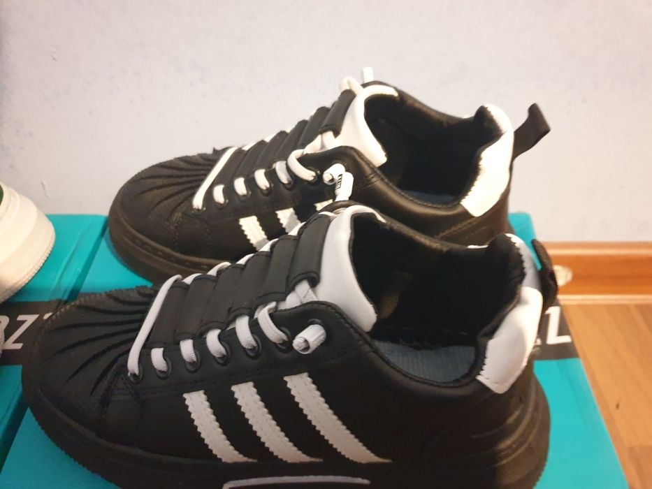 Adidași cu talpă groasă Italia