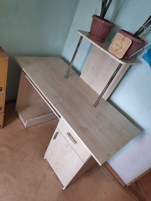 Большой и удобный компьютерный стол 140,5x65x81 (81+51,5)