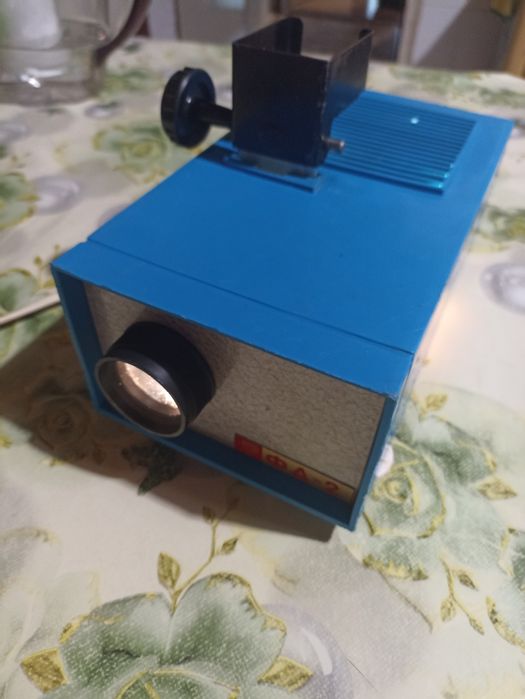 Работещ апарат за диафилми.