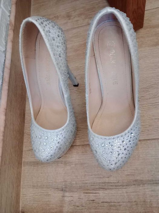 Обувки на висок ток