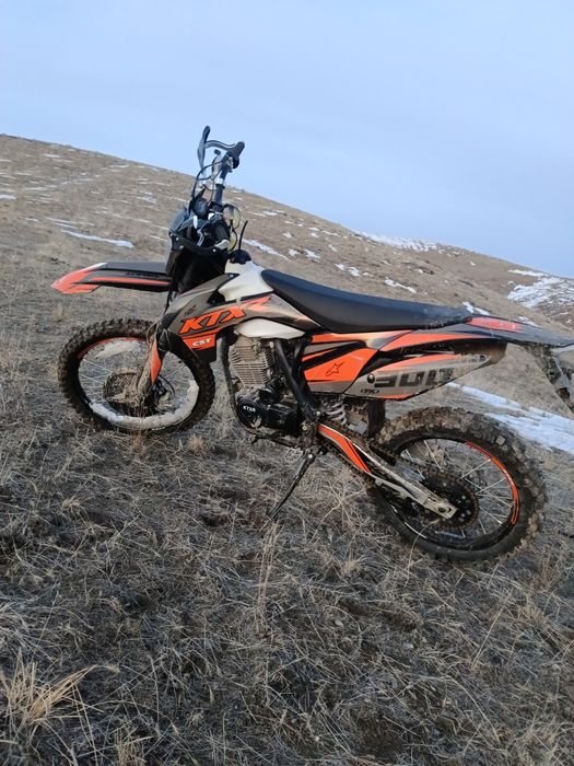 Продам кросс 300куб почти новый 182км