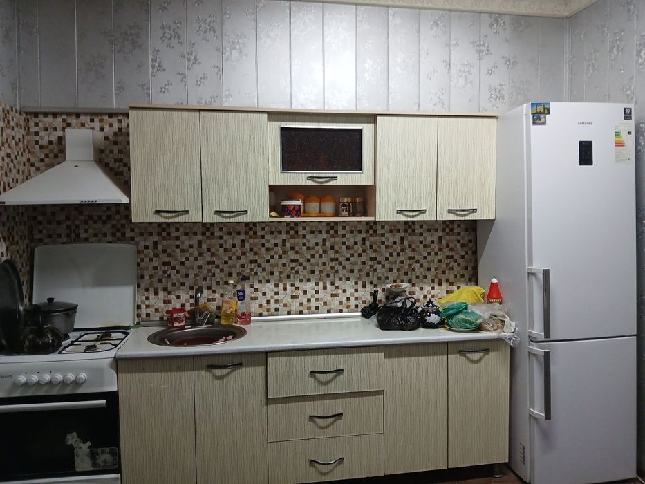 Uyda svet gaz bor pishigʻ gʻisht plitadan qurilgan