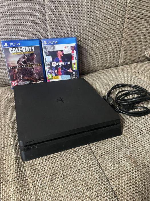 PS4 Slim [500GB] с две игри