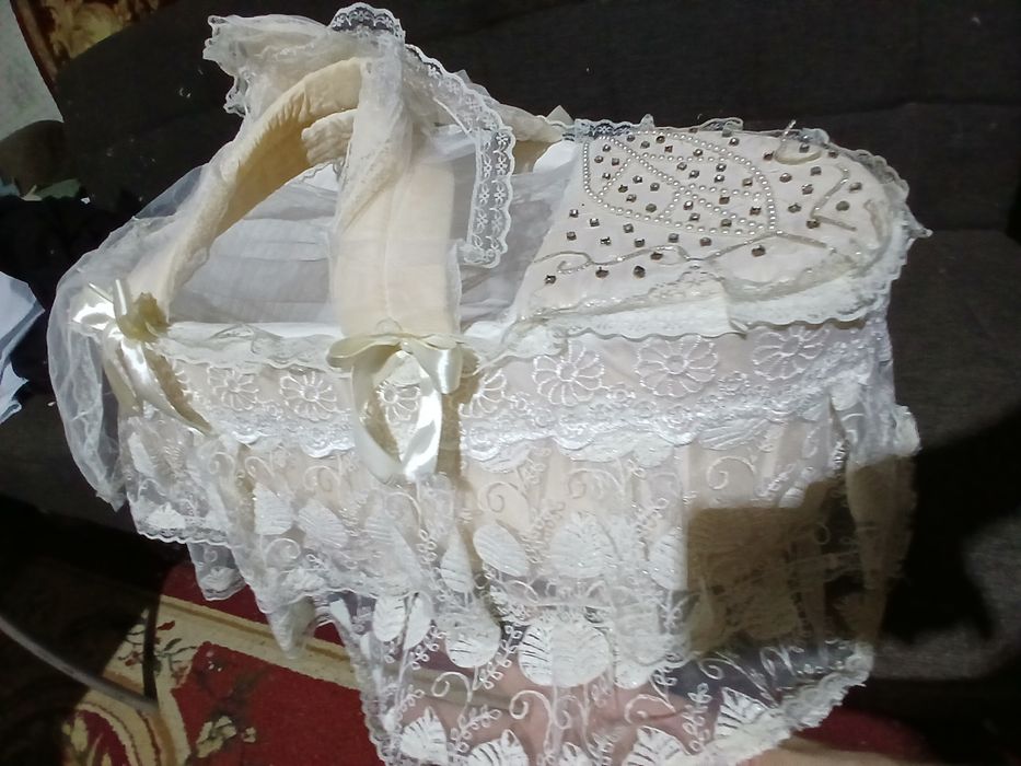 Chaqaloqni tug‘ruqxonadan kutib olish uchun beshik (savat).. Колыбель
