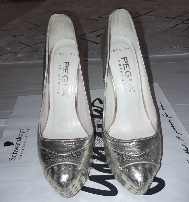 Туфли золотистого цвета