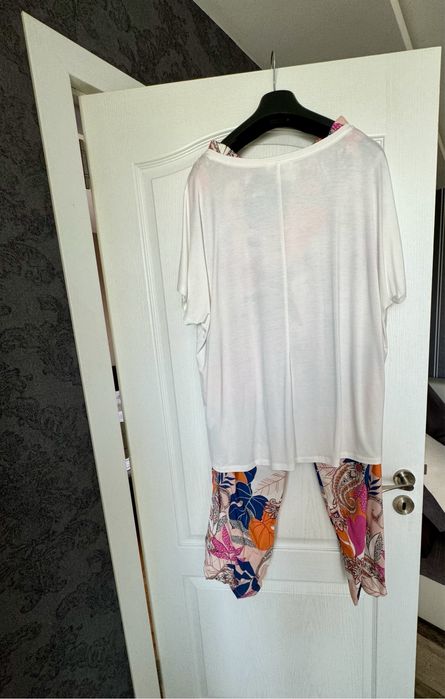 Комплект панталон и блуза в бяло и ярки цветове