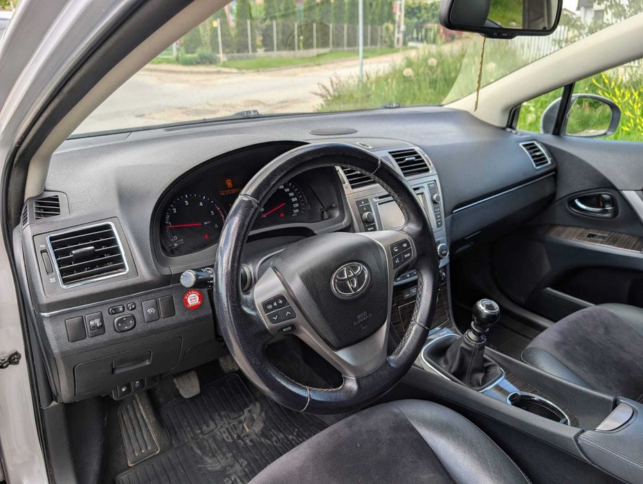 TOYOTA Avensis 2013
