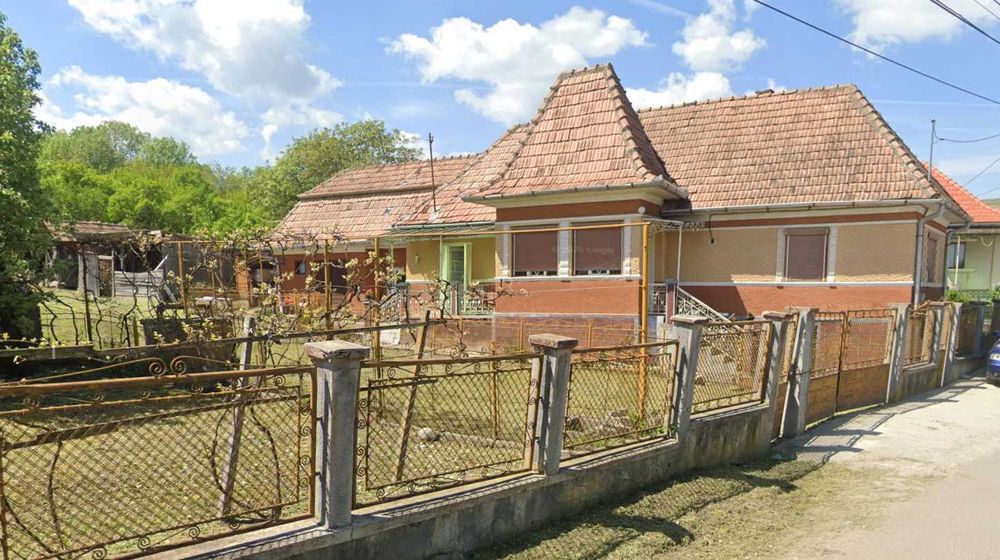 Teren intravilan 5.971 mp, Săndulești (centru) – Livadă, 2 case, potențial parcelare