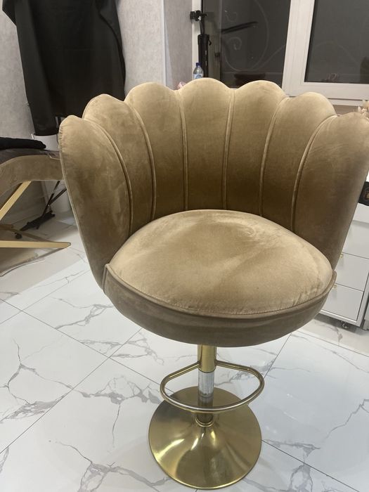 Полностью продается мебель для салона красоты.