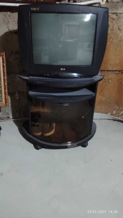 телевизор LG и тумба под телевизор