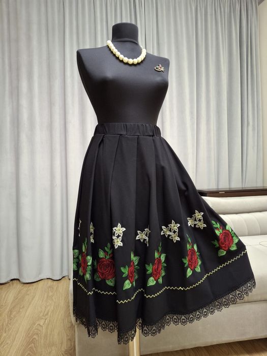 Unicat! Fuste brodate cu fir de matase