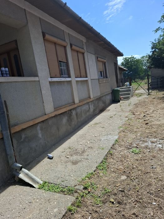 Vând casă cu 2 camere Mediesu Aurit