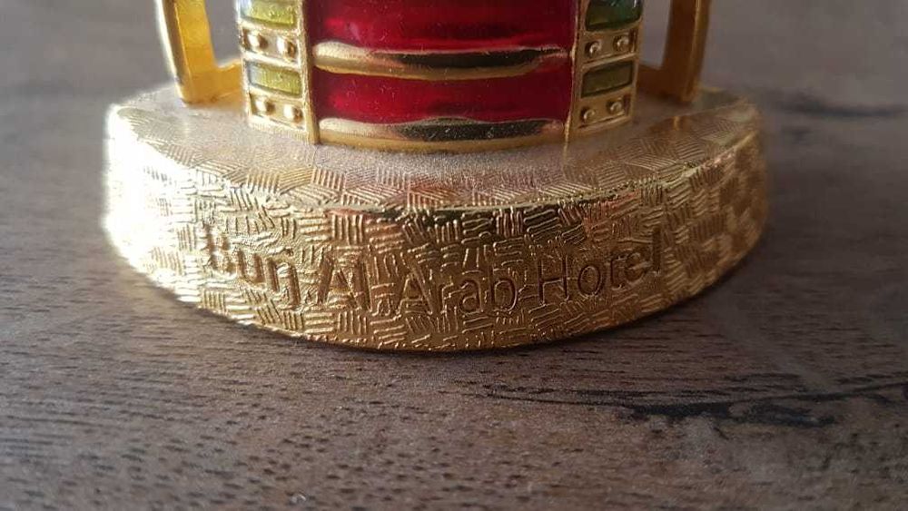 Burj al-Arab din Dubai (rosu-auriu)