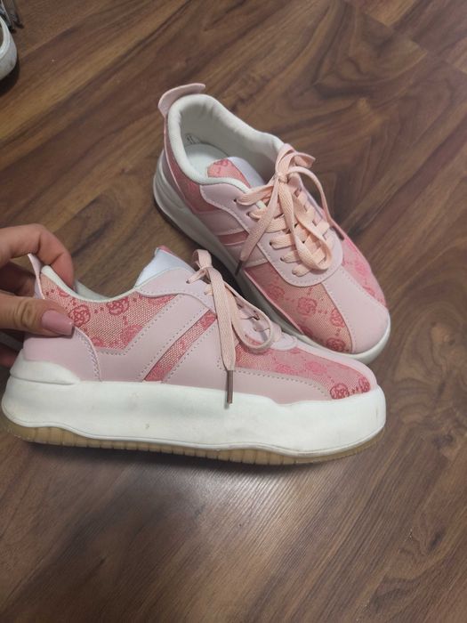 Розови и сиви маратонки